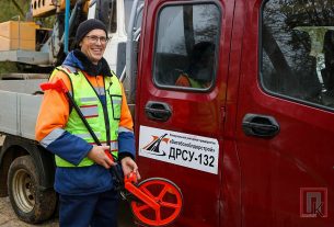 Звания «Почетный дорожник» удостоен накануне прораб филиала «Поставское ДРСУ-132» Андрей Рагиня