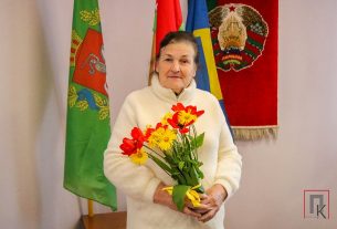 Звания «Почетный дорожник» удостоен накануне прораб филиала «Поставское ДРСУ-132» Андрей Рагиня