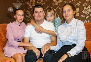 Лучший в мире — так говорят про своего папу Настя, Катя и Полина Матюшонки из Постав