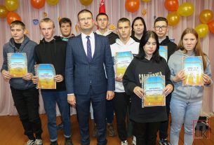 С грамотами, дипломами, премиями и подарками вернулись с областных «Дожинок» представители Поставщины