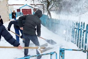 Фотофакт: Учащиеся Поставского колледжа помогли пенсионерке очистить двор от снега