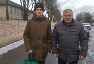 Александр Иваньков посетил присягу Дмитрия Счастного, который до армии работал в Поставском лесхозе