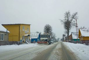 В Поставах последствия сегодняшнего снегопада убирает ЖКХ