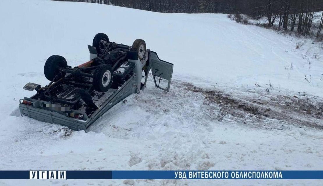 В Поставском районе автомобиль слетел в кювет и опрокинулся 