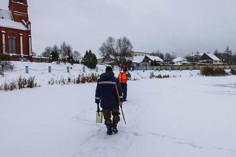ОСВОД и РОЧС патрулируют р. Мяделка и напоминают рыбакам о безопасности