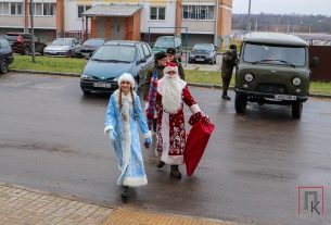 Фоторепортаж: Новогодний десант военных из 1 РТЦ поздравил многодетную семью Летко с Новым годом
