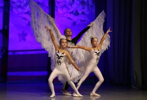 В РДК по ул. Станкевича избирателей своим талантом радовали юные поставские дарования