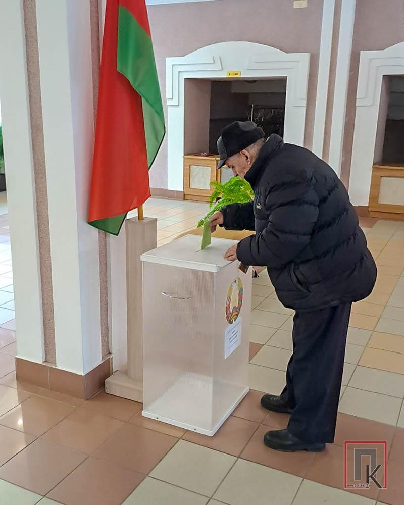 Среди первых избирателей на участке для голосования №8 был ветеран труда Анатолий Колесников
