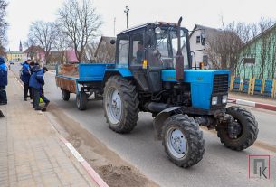 Фотофакт: Работники РУП "Белтелеком" убирают ул. 17 Сентября в Поставах