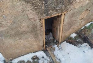 Вандалы выбили окно и дверь на историко-культурном объекте в д. Дуки