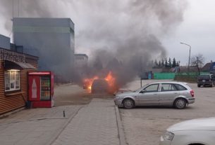 Фотофакт: Возле рынка "Горизонт" горела машина. Причины возгорания устанавливаются