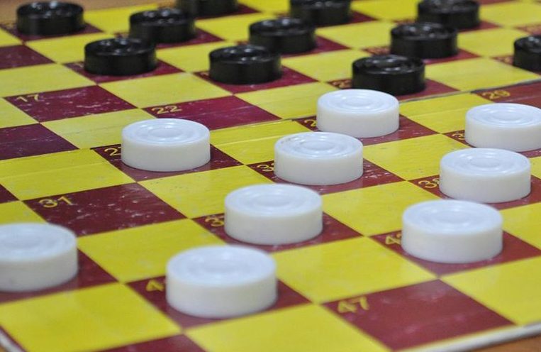 Владимир Холдей из Воропаева второй раз подряд стал чемпионом Поставского района по шашкам «64»