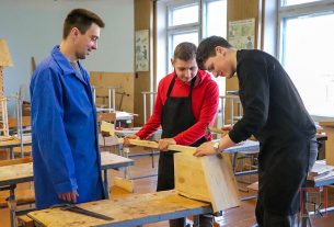 В Камайской СШ существует добрая традиция: учащиеся ежегодно мастерят «особнячки» для птиц