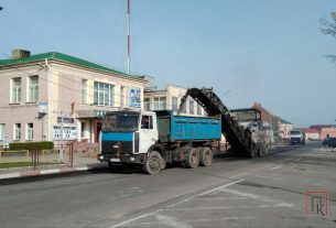 Видеофакт: На центральной площади в Поставах снимают старое асфальтовое покрытие