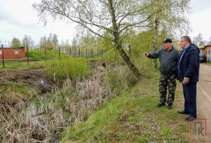 Владельцы гаражей в районе МСО пожаловались на предприятие из-за загрязнения канавы отходами от деревообработки