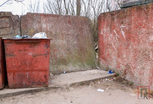 Почему не убрали старое ограждение на контейнерной площадке возле дома №3 по ул. Юбилейной?