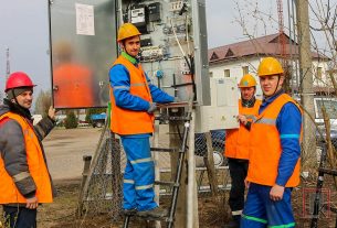 Видеофакт: На центральной площади в Поставах снимают старое асфальтовое покрытие