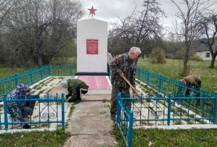 Члены первички и БРСМовцы Поставского ТЦСОН навели порядок на мемориале в д.Савичи