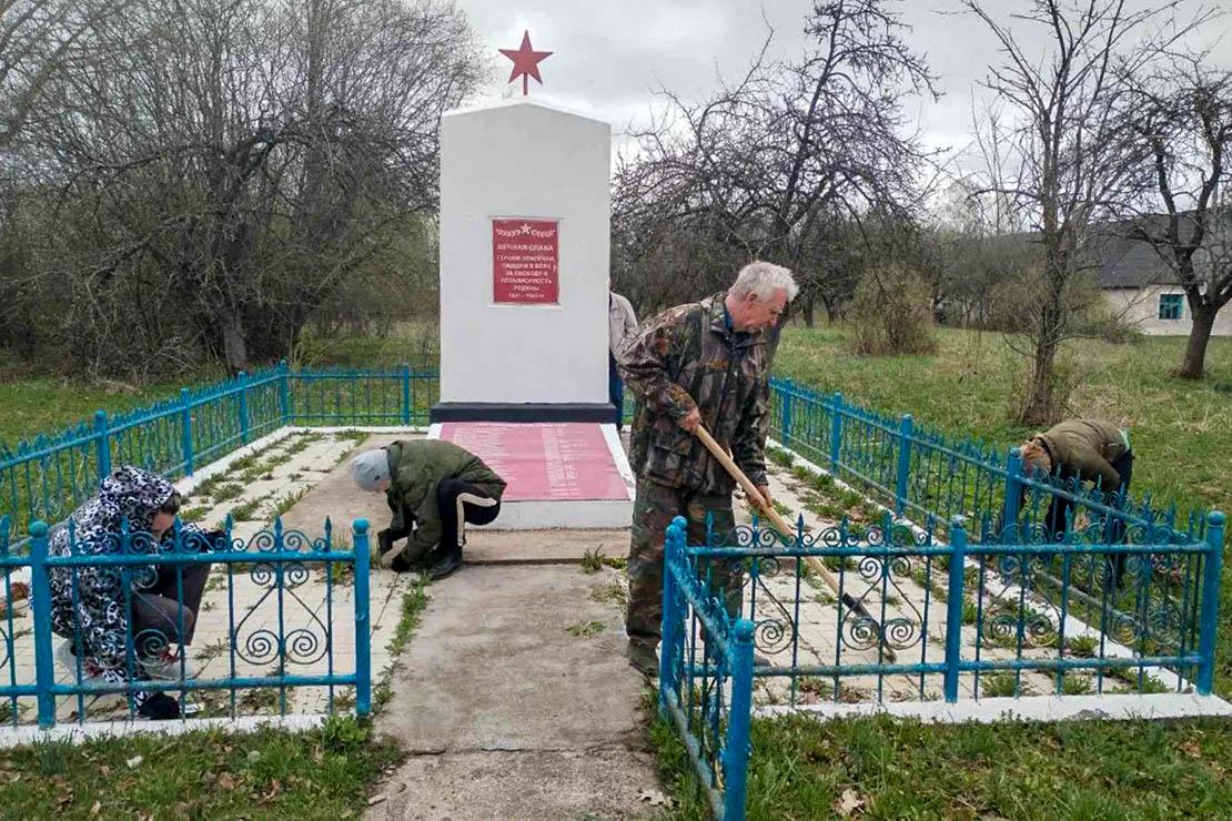 Члены первички и БРСМовцы Поставского ТЦСОН навели порядок на мемориале в д.Савичи