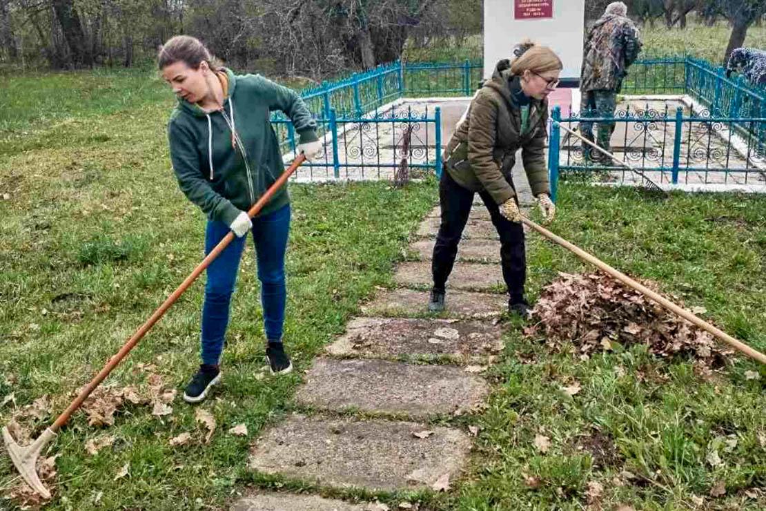 Члены первички и БРСМовцы Поставского ТЦСОН навели порядок на мемориале в д.Савичи