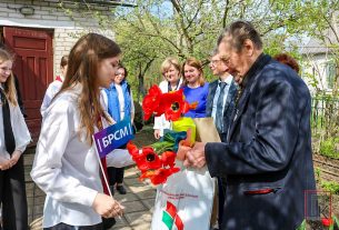 Представители власти и учащиеся школ поздравили малолетних узников с наступающим Днем Победы