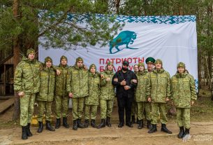 Механизаторы Иван и Алексей Ярковские всегда подставят друг другу плечо