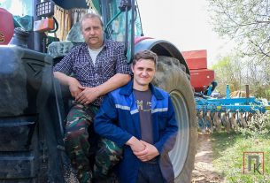 Механизаторы Иван и Алексей Ярковские всегда подставят друг другу плечо