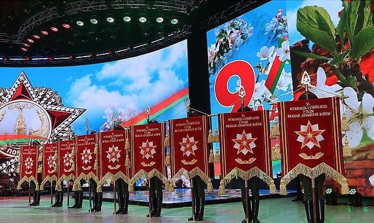 Александр Лукашенко наградил девять населенных пунктов Беларуси вымпелом за мужество и стойкость в годы войны