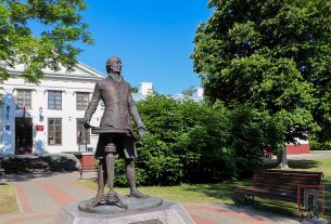 Поставы в объятиях весны! Как всё же прекрасен наш город в лучах весеннего солнца!