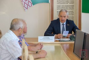 Председатель Палаты представителей Национального собрания Беларуси Игорь Сергеенко провёл приём граждан в Поставах