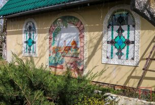 Утончённая художественная роспись украшает хозпостройки на подворье семьи Третьяк по ул. Тихой