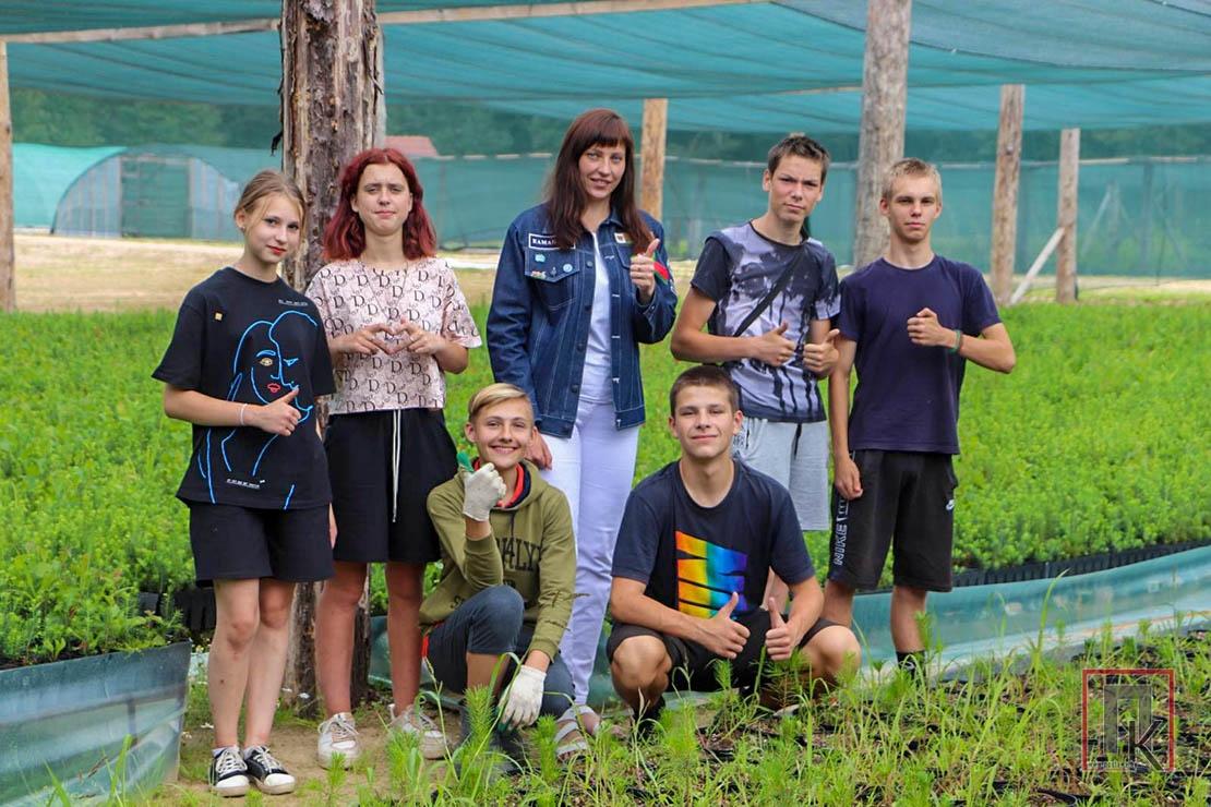 С 4 июля в питомнике Поставского лесхоза трудится студенческий экологический отряд «Виктория»