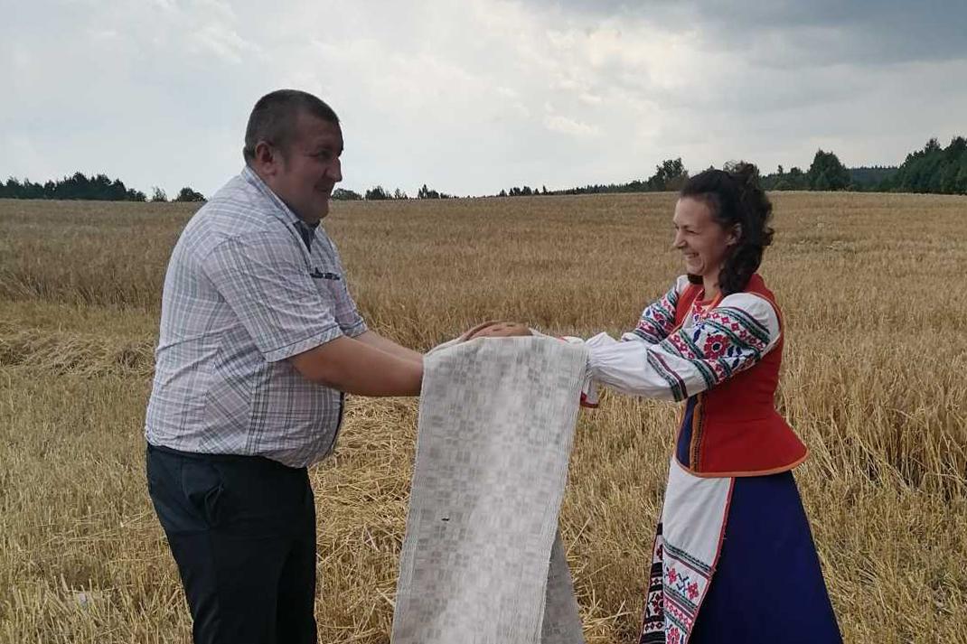 На СП «Дуниловичи-агро» хлеборобов проводили в поле работники местного сельского Дома культуры