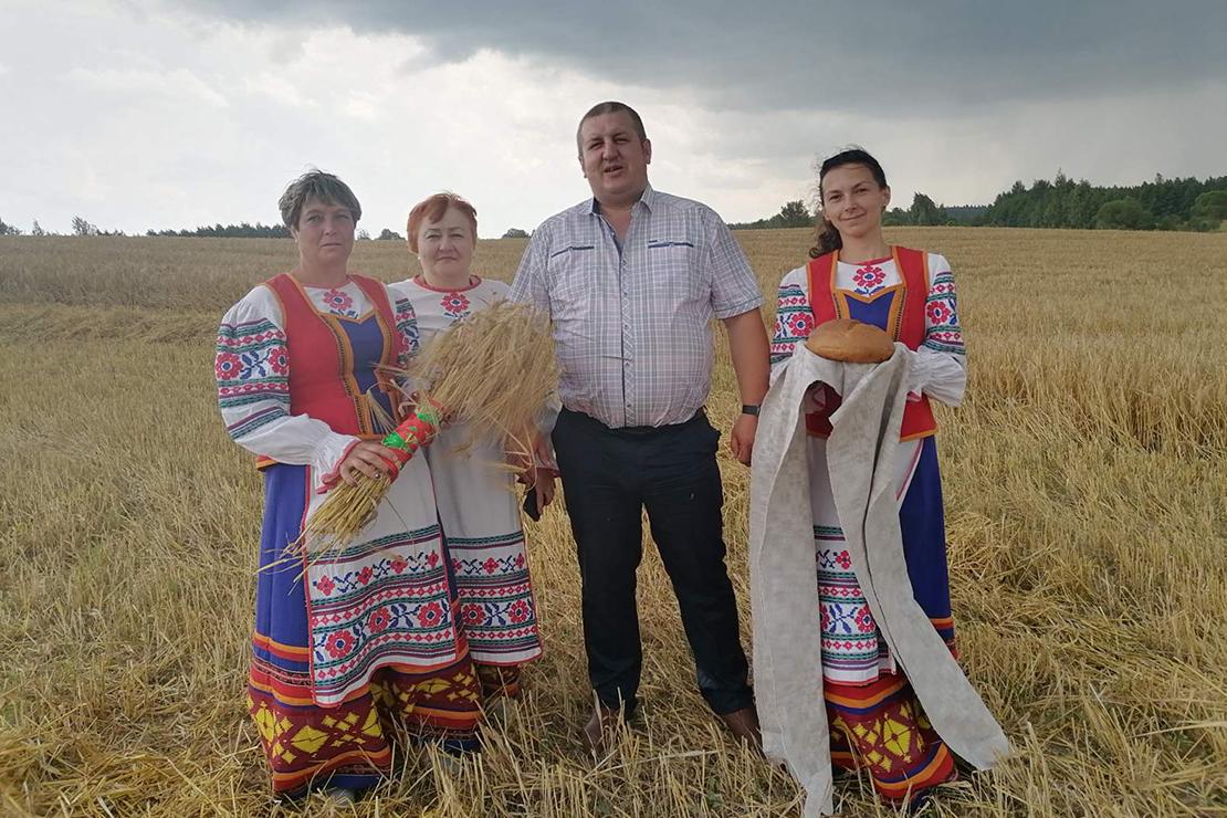 На СП «Дуниловичи-агро» хлеборобов проводили в поле работники местного сельского Дома культуры