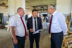 Рабочая поездка Игоря Сергеенко в Поставский район продолжилась посещением г.п. Воропаево