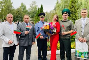 Фотофакт: Пограничники поздравили детей с Днём знаний