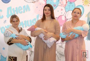 Фотофакт: В родильном отделении ЦРБ поздравили мам и вручили подарки