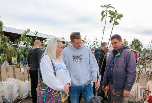 Не только продавали и покупали, но и пели, танцевали гости на сельскохозяйственной ярмарке в Поставах