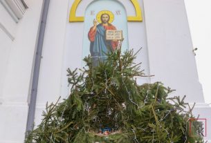 Поставчане приходят к храму Святителя Николая Чудотворца за святой Крещенской водой