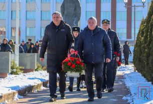 Фоторепортаж: Митинг-реквием с возложением корзин и цветов к братской могиле в г.Поставах