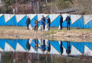 Фоторепортаж: Благодаря Александру Готовчику и учащимся колледжа на берегу р. Мяделки стало чище