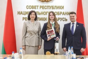 Поставчанка Яна Совастюк получила паспорт из рук Натальи Кочановой и Александра Лукьянова