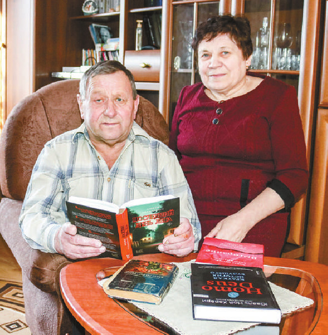 Анна и Ромуальд Михалевичи любят коротать зимние вечера за чтением книг