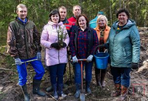 Фоторепортаж: Представители депутатского корпуса и общественных объединений присоединились к акции "Дай лесу новае жыццё!"