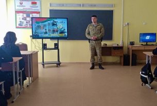 Пограничники провели профориентационную работу в СШ №1 г. Поставы