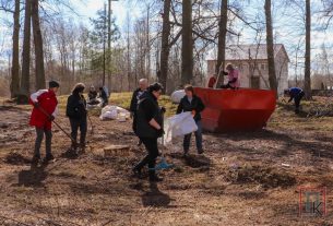 Возле ФОКа на уборке листьев и сучьев задействованы работники районного исполнительного комитета