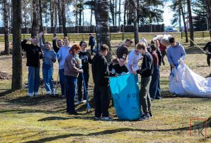 Фоторепортаж: Учащиеся СШ №1 очистили от прошлогодней листвы парк на Юбилейной