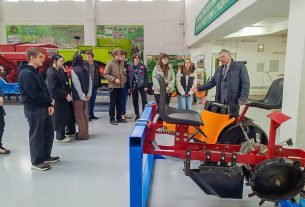 Сегодня для выпускников белорусских школ звенит последний звонок