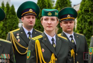 Военнослужащие возложили цветы к памятнику погибшим в Великой Отечественной войне