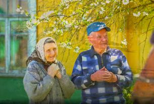 Сегодня для выпускников белорусских школ звенит последний звонок